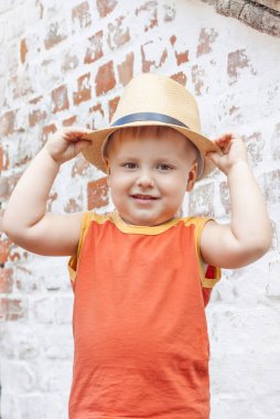 Şapkalı bir çocuğun portresi. Bir çocuk güzel bir şapkayla poz verir..