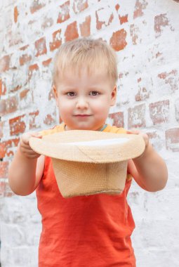 Şapkalı bir çocuğun portresi. Bir çocuk güzel bir şapkayla poz verir..