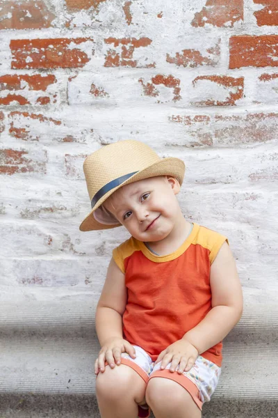 Portret Van Een Jongen Met Een Hoed Een Kind Poseert — Stockfoto