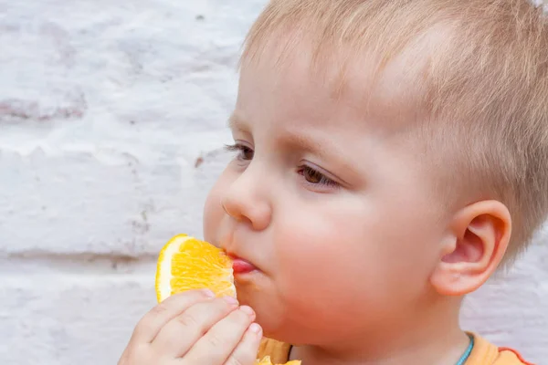 Портрет Дитини Милий Хлопчик Позує Їсть Смачний Апельсин Емоції Дитини — стокове фото