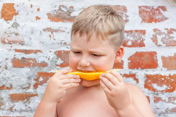 Портрет Дитини Милий Хлопчик Позує Їсть Смачний Апельсин Емоції Дитини — стокове фото
