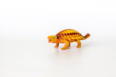 Beyaz arka planda oyuncak dinozor. Çocuklar için oyuncak. Kavram. Çocuk oyunu.