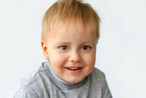 Retrato Niño Lindo Asombrado Niño Está Aislado Sobre Fondo Blanco —  Fotos de Stock