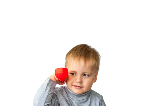 Portret Van Een Leuke Jongen Met Een Rode Telefoonhoorn Het — Stockfoto
