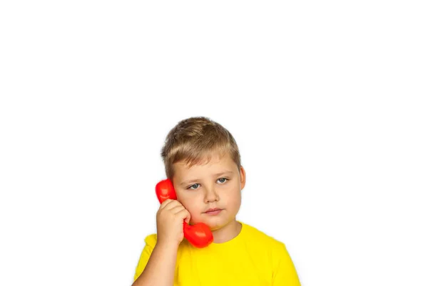 一个带着红色电话听筒的可爱的小男孩的画像 这个孩子被白色背景隔离了 广告横幅的概念 紧急呼叫打电话给我手机在手 — 图库照片