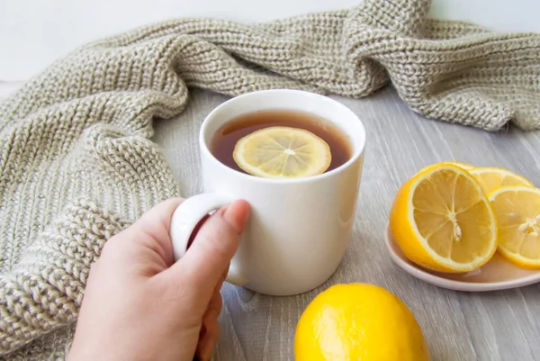 Chá Gengibre Com Limão Uma Xícara Chá Realizada Pela Mão — Fotografia de Stock