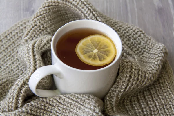 레몬이랑 생강차요 감기와 감염의 계절이다 면역을 강화하는 스카프를 레몬과 생강을 — 스톡 사진