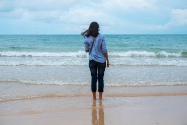 arka plan arkadan görünüm genç kadın plaj üzerinde tek başına duran seyahat. yaz, kişi, portre, manzara, tropikal kavramı için görüntü
