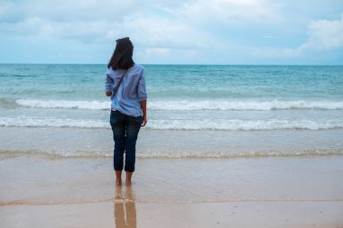 arka plan arkadan görünüm genç kadın plaj üzerinde tek başına duran seyahat. yaz, kişi, portre, manzara, tropikal kavramı için görüntü