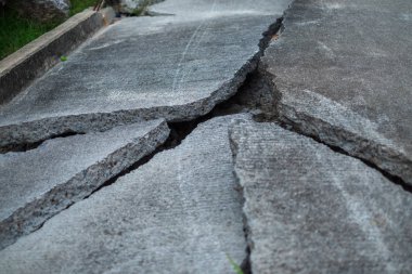 arka plan eski yol çatlamak doku kopya alanı ile bina. görüntü taşıma, açık, inşaat, kaza, hasar kavramı