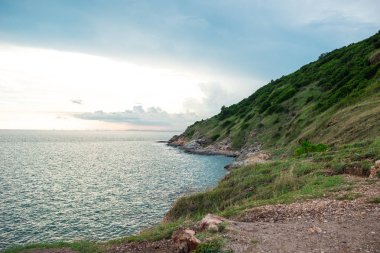 Manzara manzarası deniz ve mavi gökyüzü arkaplanlı güzel kıyı şeridi