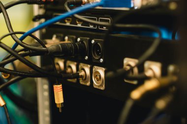 arka panel elektronik tel studio arka planda müzik donanımları