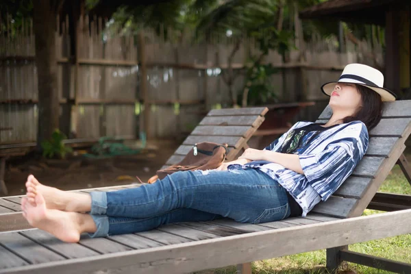 Verano Playa Vacaciones Joven Mujer Con Sombrero Silla Relajante Tienen —  Fotos de Stock