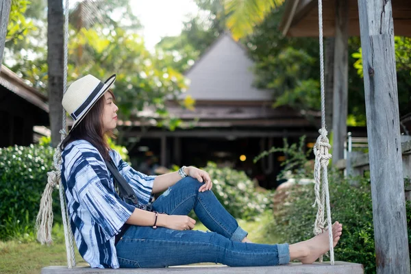 Verano Playa Vacaciones Joven Mujer Con Sombrero Dormir Relajante Swing —  Fotos de Stock