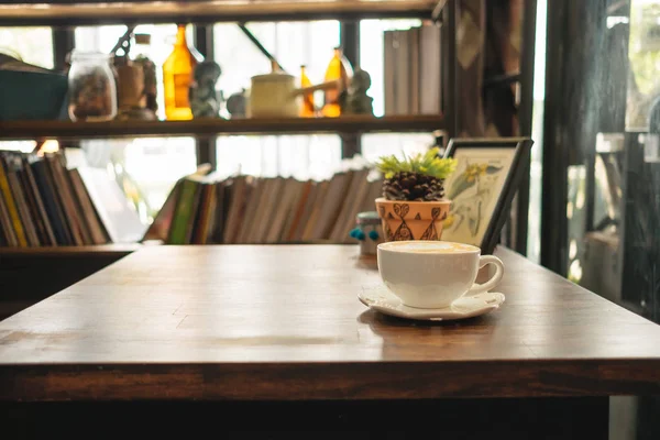 Tasse Kaffee Mit Pflanzen Und Bilderrahmen Platz Auf Holztisch Wohnzimmer — Stockfoto