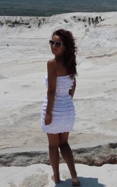 İnsanlar ve yaşam tarzı kavramı. Dikey bir kadeh beyaz elbise giyiyordu, teraslar sahasında yaz tatil sırasında poz çekici genç beyaz bayan uzun gevşek Kızıl saçlı. Doğa arka plan.