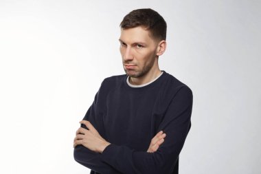 Kesinlikle kameraya, zarar ve kız arkadaşı, acı üzgün ifadeyle, hile acı seyir sıcak kazak giyen mutsuz Genç beyaz adam kapalı atış teselli ihtiyacı