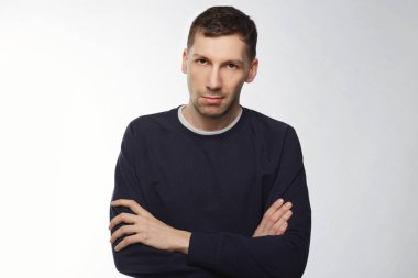 Kapalı studio rahat kıyafetler kapalı duruş ayakta, silah tutmak katlanmış, patron kızgın kızgın genç Kafkas Manager'da beyaz boş duvara vurdu. Duygu mutsuz zayıf adam hakaret ya da rahatsız.