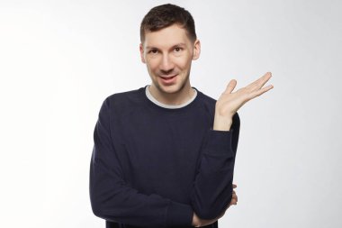  Sürpriz çekici erkek inek görünüyor kamera şaşkınlık içinde rahat Bombacı, hayretler içinde sürpriz ifade, görünümü ile merak ediyorum, adamla beklenmedik Haberler bulur diyor giyer bu gerçekten öyle?  