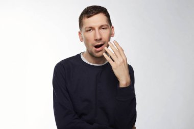 Esneme, Genç beyaz çekici adam yorgun ve Uykulu, uykusuz geceden sonra ağız el ile karşılamak deneyin. Amerikan çalışan arıyorsunuz sıkılmış ve duygularını böyle hareketlerle ifade ilgisiz.