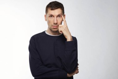 Sakallı yakışıklı olan son moda saç modeli ve bıyık yükseltir ön plana parmak iyi fikir alır gibi olan güven, beyaz stüdyo duvar arka plan üzerinde izole gösteren ilginç ve akıllı ifade.