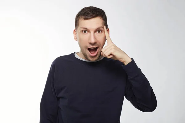 Hombre Pelo Oscuro Tiene Una Idea Brillante Hombre Alegre Europeo — Foto de Stock