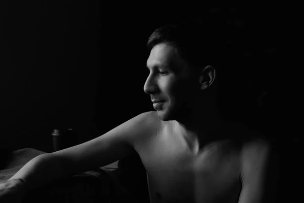 Svart Och Vitt Noir Profil Porträtt Tankeväckande Stilig Kaukasiska Topless — Stockfoto