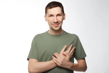 Şık tıraşsız beyaz adam nazik ve güvenilir göz hareketi sevgi ve bağlılık önemli kişi tarafından ifade. Yakışıklı esmer adam silah kalp üzerinde ciddi niyetleri gösteren koyar.