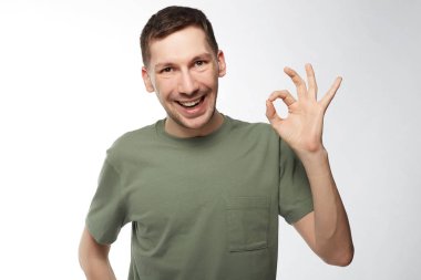 Beyaz arka plan üzerinde izole sevdiği kadınla tanıştıktan sonra memnun olmak ok işaret gösteren bir sevinç ile ağız açma sakallı çekici beyaz adam. İnsan yüz ifadeleri ve duygular kavramı.