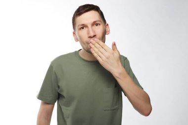 Giyinmiş çekici maço adam koyu saç ve sakal ile darbe öpücük sana dudaklarından elini tutarak rahat edecek. Çekici brunet beyaz stüdyo arka plan üzerinde poz öpücük gönderme fotoğraf makinesi içine flört.