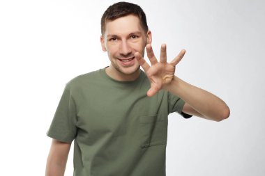 Bayan, hava öpücük ortaktan yakalamak ile flört güzel yakışıklı olan. Tıraşsız adam kız arkadaşı sempati gösterilen çekici görünümü ile. Esmer maço adam studio izole duygularını ifade eder.