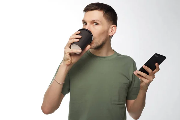 Atractivo Hombre Asombrado Bebiendo Café Taza Para Llevar Estudio Mirando — Foto de Stock