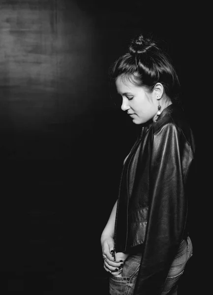 Черно Белый Обрезанный Психологический Снимок Очаровательной Европейской Леди Задумчиво Смотрящей — стоковое фото