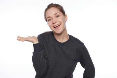 Hey, sadece bakmak orada, harika bir şey! Heyecanlı güzel sarışın Avrupa kadın kamera mutlu ifade ile görünüyor, bombacı giyer, boş kopya alanı reklam içeriği veya promosyon için gösterdiğine.