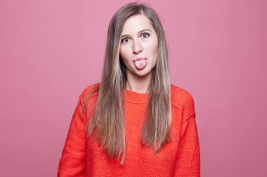 Çekici kadın modeli eğlenir, yüz buruşturma ve gösterileri dil yapar, stüdyoda ekşitmeden moda kırmızı kazak giyer. Sıkıcı ders veya Üniversitesi'nde seminer sonra deli olmak komik komik öğrenci.