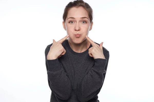 Mujer Feliz Con Pelo Rubio Piel Pura Soplando Sus Mejillas — Foto de Stock