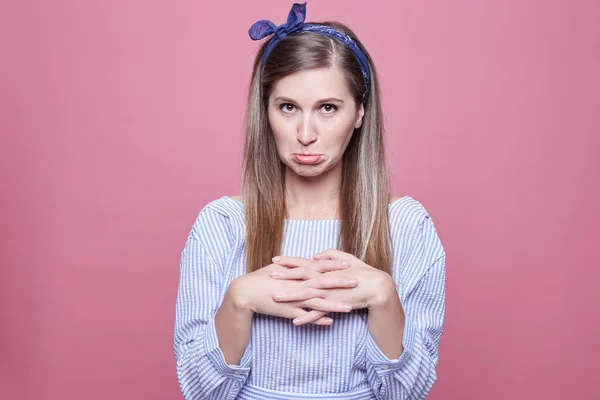 Retrato Mujer Triste Insultada Con Pelo Largo Piel Sana Pie — Foto de Stock