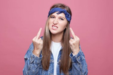 Öfkeli Öfkeli kadın yükseltir yumruk, değil Denetim olumsuz duygular, önemli anlaşma başarısız yüksek sesle, çığlık atıyor. Duygusal çileden kadın hareketleri aktif, lanet olası pembe studio duvarın üzerinden kameraya kayıt gösterir.