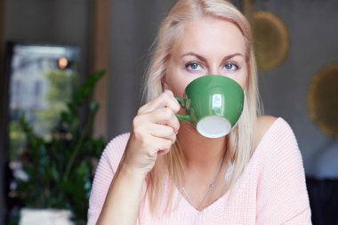 Kafe iç, iyi ruh hali içinde olmak karşı kadeh içki aromatik kahveler, sarışın düz saçlı mutlu erkek oturur. Sıcak içecek güzel kadınla. İnsanlar, eğlence, boş zaman ve yaşam tarzı kavramı