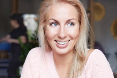 Muhteşem gülümseyen kadın modeli geniş bir gülümseme, rahat kafeteryasında erkek arkadaşı ile boş vakit geçirmek için tarihi birlikte, iltifat almak memnun mutlu ile vurdu kadar kapalı. Olumlu duygular kavramı.