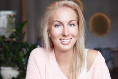 Memnun kadın modeli geniş çekici gülümseme ile yaz tatili yabancı ülkede sahip sevinir, taze Alkolsüz kokteyl içer, açık restoranda oturur. Positiveness ve insanlar kavramı.