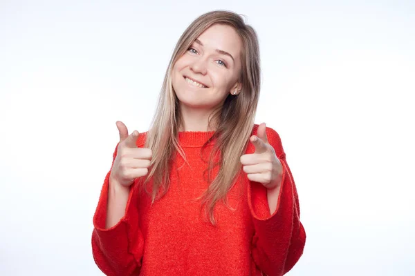 Mujer Joven Alegre Positiva Usando Suéter Casual Cálido Rojo Ojo —  Fotos de Stock