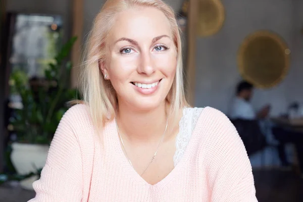 Güzel bayan mükemmel dişleri ve geri kalanı kapalı olması, mutlu bir şekilde alınan iyi olumlu haber sonrasında gülümseyen temiz cilt ile çekim kapatın. Sarışın ve mavi gözlü güzel genç kadın rahatlatıcı.