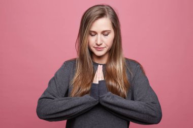 Dua ya da evde yoga uygulamak, namaste içinde el ele tutuşarak güzel beyaz uzun saçlı bir kadın. Gözleri, namaz, en iyi için umut elele kapanış kız öğrencinin sağlıklı ciltle.