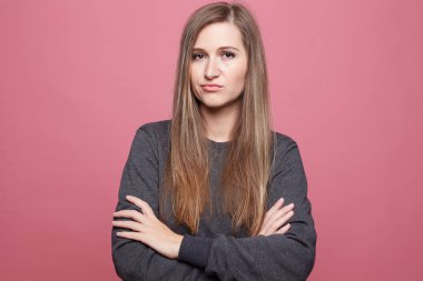 Huysuz ifade ile bir şey memnun, sahip şikayetçi kadın çekici görünüm dudakları, eğri var. Genç kız öğrenci son dönem sonu sınavı başarısız sonra mutsuz ifade ile.