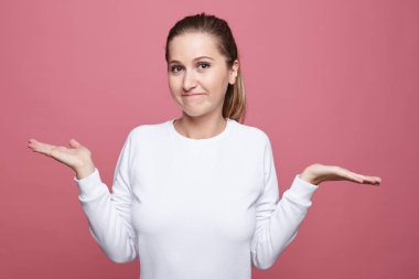 İnsan duygu ve duygu kavramı. Tereddüt genç ve güzel Avrupa Kadın omuz silkiyor, belirsiz ve fırsat bir şey değiştirmek hayat ve gelecek planları hakkında karışık görünüyor, şüpheleri vardır.