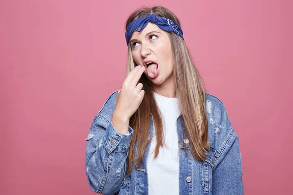 Caucásico Hippie Femenino Posa Pared Del Estudio Color Rosa Hace — Foto de Stock