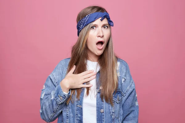 Mujer Indignada Perpleja Con Mirada Hippie Mantiene Boca Abierta Levanta — Foto de Stock