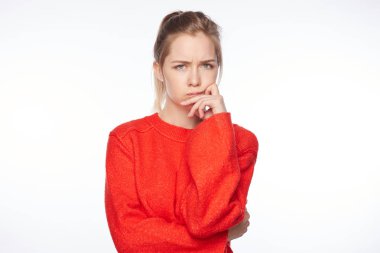 İnsani duygular, duygu, tepki ve tutum. Gözleri sıkma ve şüphe ve şüphe, duygu şüpheci maç sonuçları hakkında çene el tutmak rahat kırmızı kazak çekici Bayan.