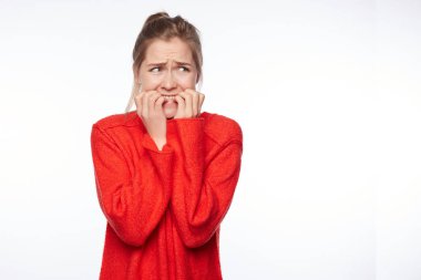 Stresli sefil sinir kadın parmaklarını ısırıyor, diş clenches, kederli ve endişeli ifadesi olan, giriş sınavı öğrencilerin topluma kabul edilmedi, başarısız sonra sinirli hissediyor. Trajik bir haber.